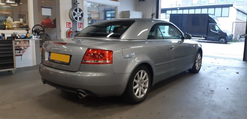 Hardtop Audi A4 zwart metallic, zwart stof