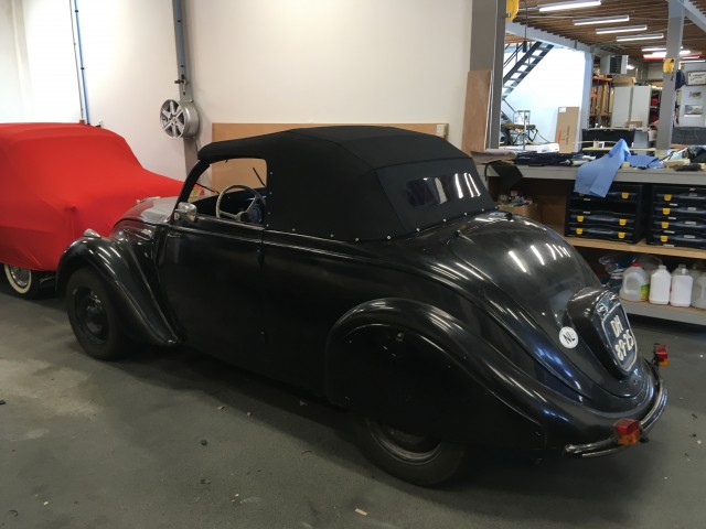 Peugeot 202 cabriolet, softtop tailormade van Sonnenland Classic