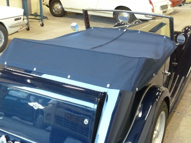 Morgan met speciale kaphoes  tonneau, gemaakt van Sonnenland Classic blauw (2)