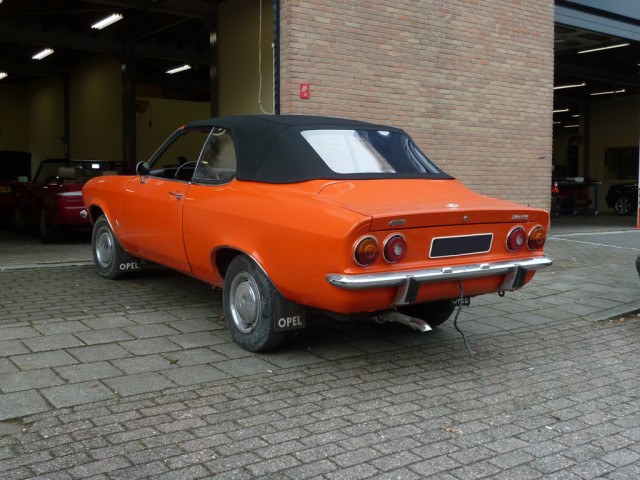 Opel Manta Cabrio, cabriokap Sonnenland Classic zwart, kapframe in overleg met ons gemaakt.