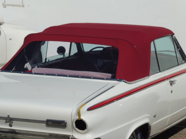 Dodge Dart, met een prachtige rode softtop van Stayfast